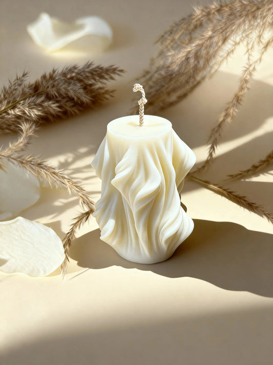 skulpturala-sojas-vaska-svece-ar-vitu-reljefu-kremkrasa-marredeco