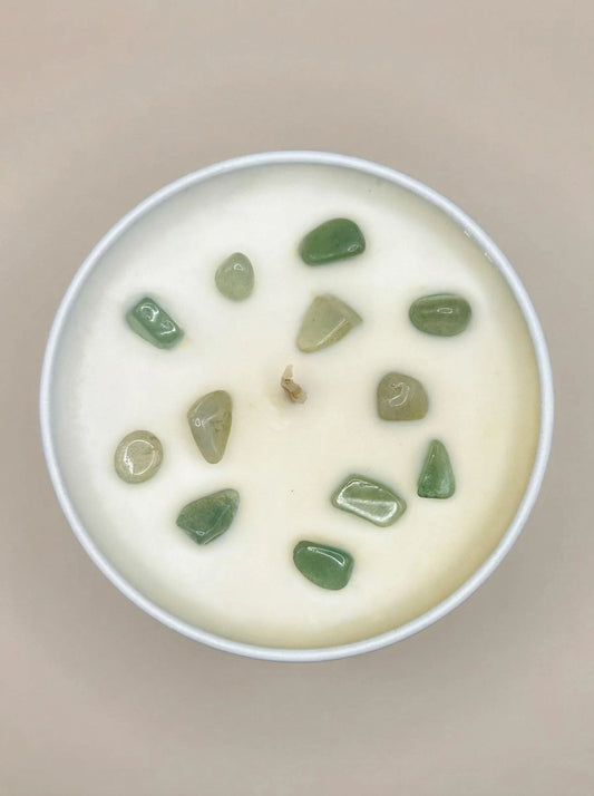 sojas-vaska-svece-ar-kristaliem-jaunam-iespejam-un-optimismam-tuvplans-marredeco