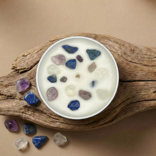 Tuvplāna skats no augšas uz MARREdeco nodoma sveci, kurā iestrādāti ametista, dzidr;a kvarca un lazurīta kristāli, novietota uz dabiska koka pamatnes