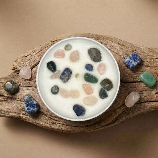 Sojas vaska svece ar kristāliem draudzības stiprināšanai — rozā kvarcs, lazurīts un sūnu ahāts, skats no augšas uz koka fona, MarreDeco roku darbs