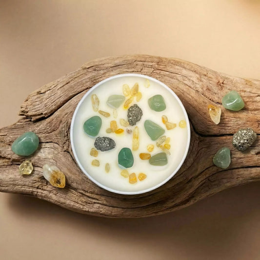 Tuvplāns no augšas uz nodoma sveci "Labklājībai", kurā iestrādāti avanturīna un pirīta akmeņi, novietota uz koka pamatnes marredeco