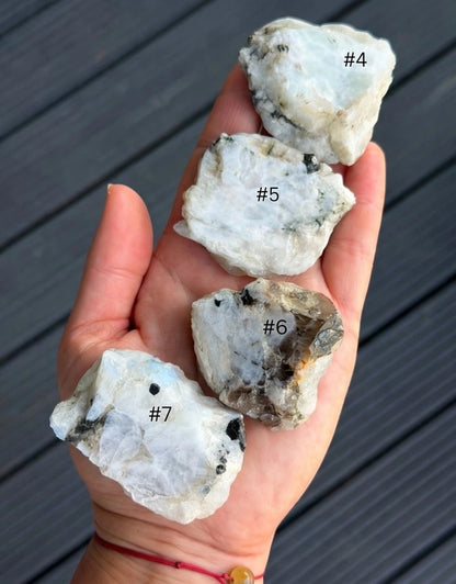 Neapstrādāts VARAVĪKSNES MĒNESAKMENS | Iekšējās augšanas, intuīcijas un harmonijas kristāls