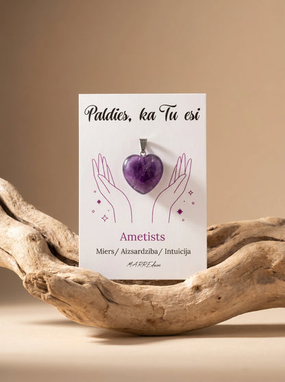 Dabīgā akmens ametista sirds kulons mieram un intuīcijai – emocionāla dāvana skaistā iepakojumā.