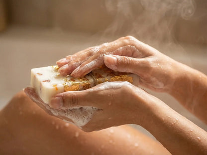 Kazas piena ziepju lietošana vannā — mitrinošas un maigas roku darba ziepes ar dzintaru un zeltu ikdienas ādas kopšanai.