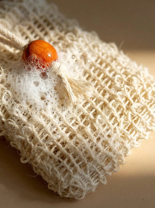 Sizāla maisiņš ziepēm ķermeņa pīlingam un masāžai — ekoloģisks vannas aksesuārs ilgtspējīgam dzīvesveidam.