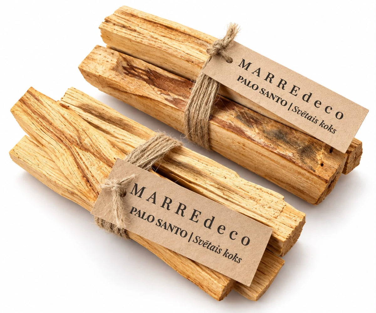 Divi MARREdeco Palo Santo (Svētā koka) kociņu komplekti telpu kvēpināšanai un rituāliem. Kociņi sasieti ar dabīgo auklu un apdrukātu kraftpapīra etiķeti.