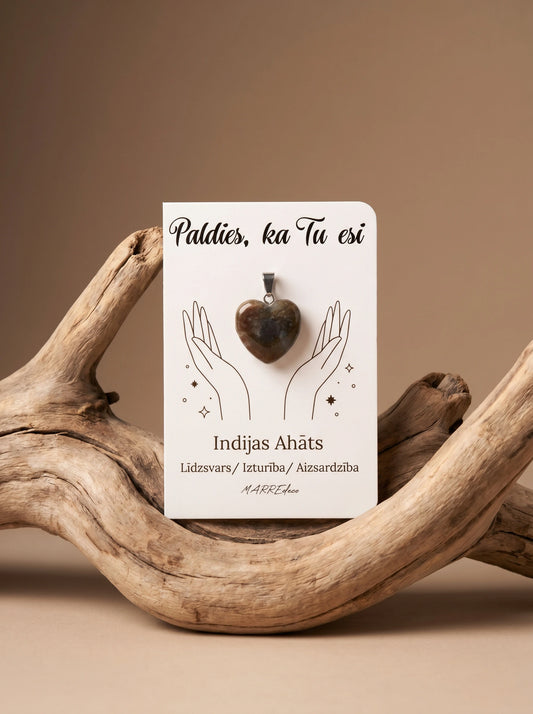 Dabīgā akmens kulons sirds formā — Indijas ahāts līdzsvaram un aizsardzībai. Ideāla dāvana sievietei ar emocionālu vēstījumu.