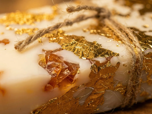 Tuvplāns MarreDeco kazas piena ziepēm ar iestrādātiem dabīgā dzintara gabaliņiem, zelta folijas dekoru un linu aukliņu.