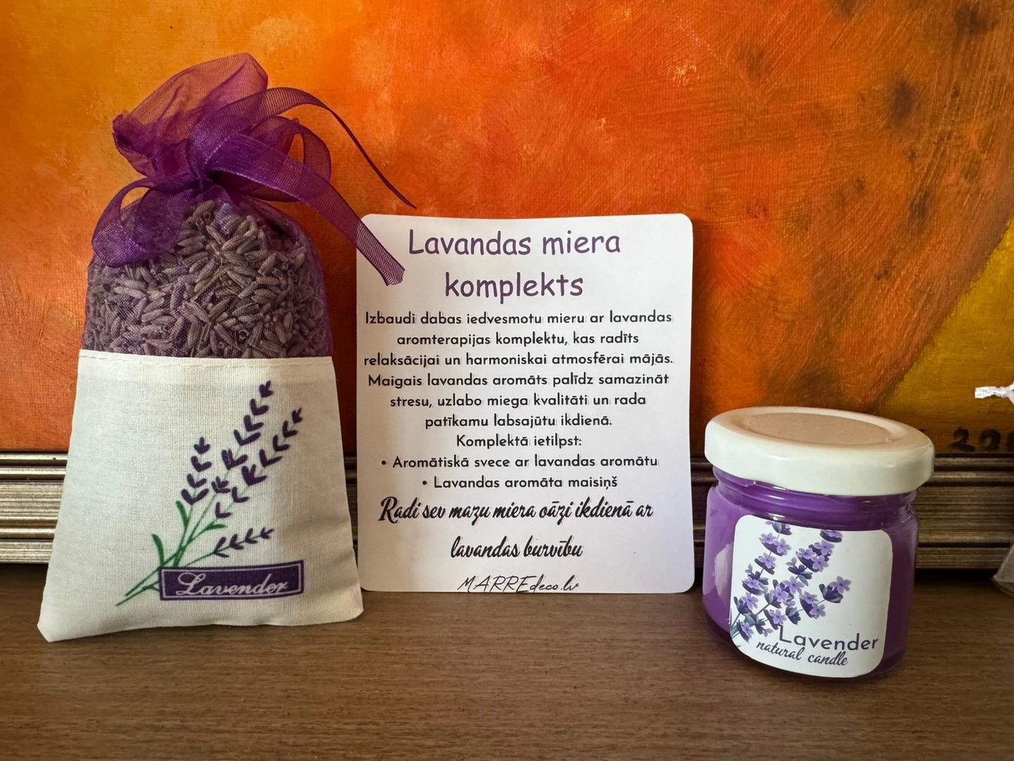 "Lavandas miera komplekts" relaksācijai mājas apstākļos: informatīva kartīte latviešu valodā, aromātiskā svece un lavandas maisiņš stresa mazināšanai