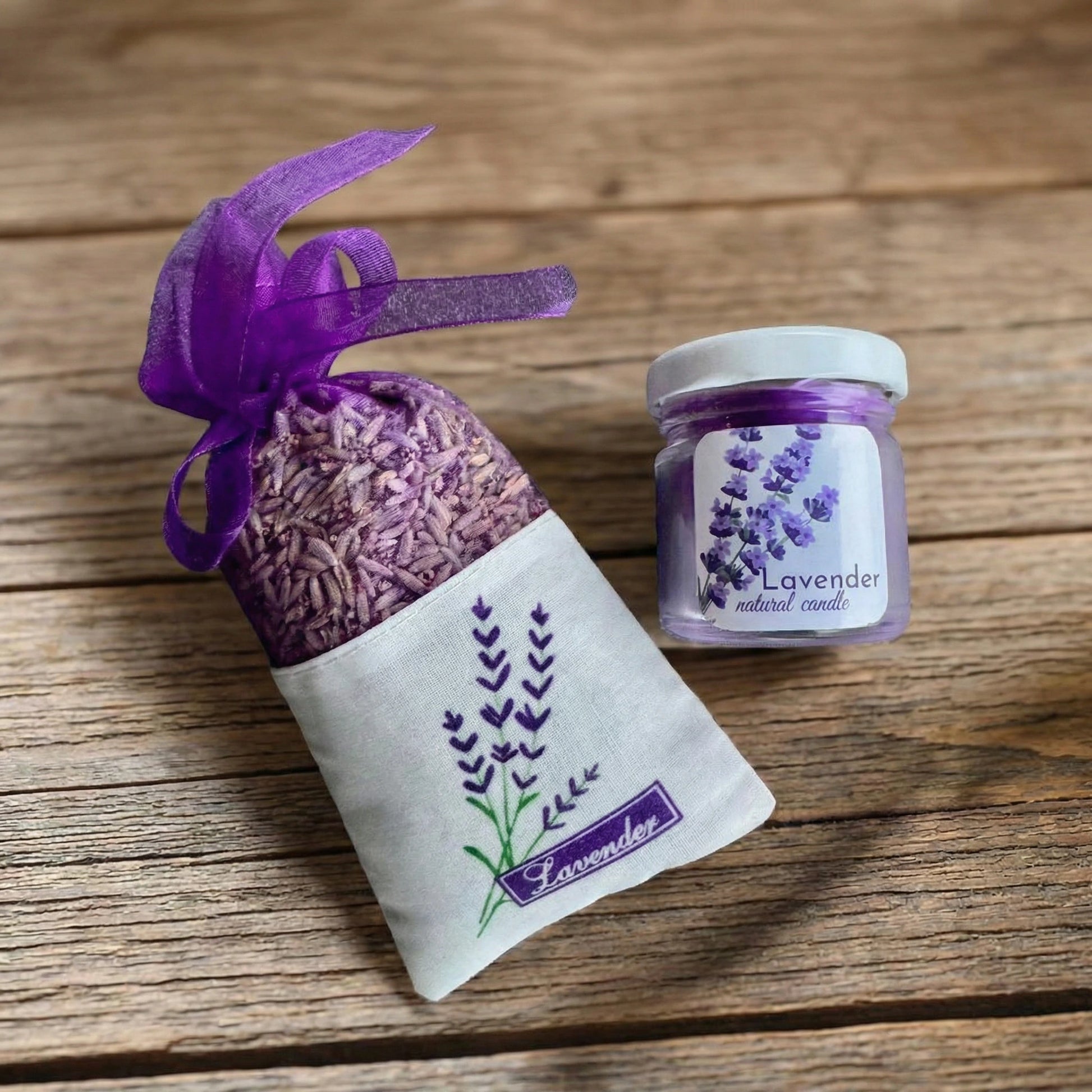 Lavandas aromterapijas komplekts uz koka virsmas: lina maisiņš ar kaltētiem lavandas ziediem un violeta palmu vaska svece stikla burciņā.