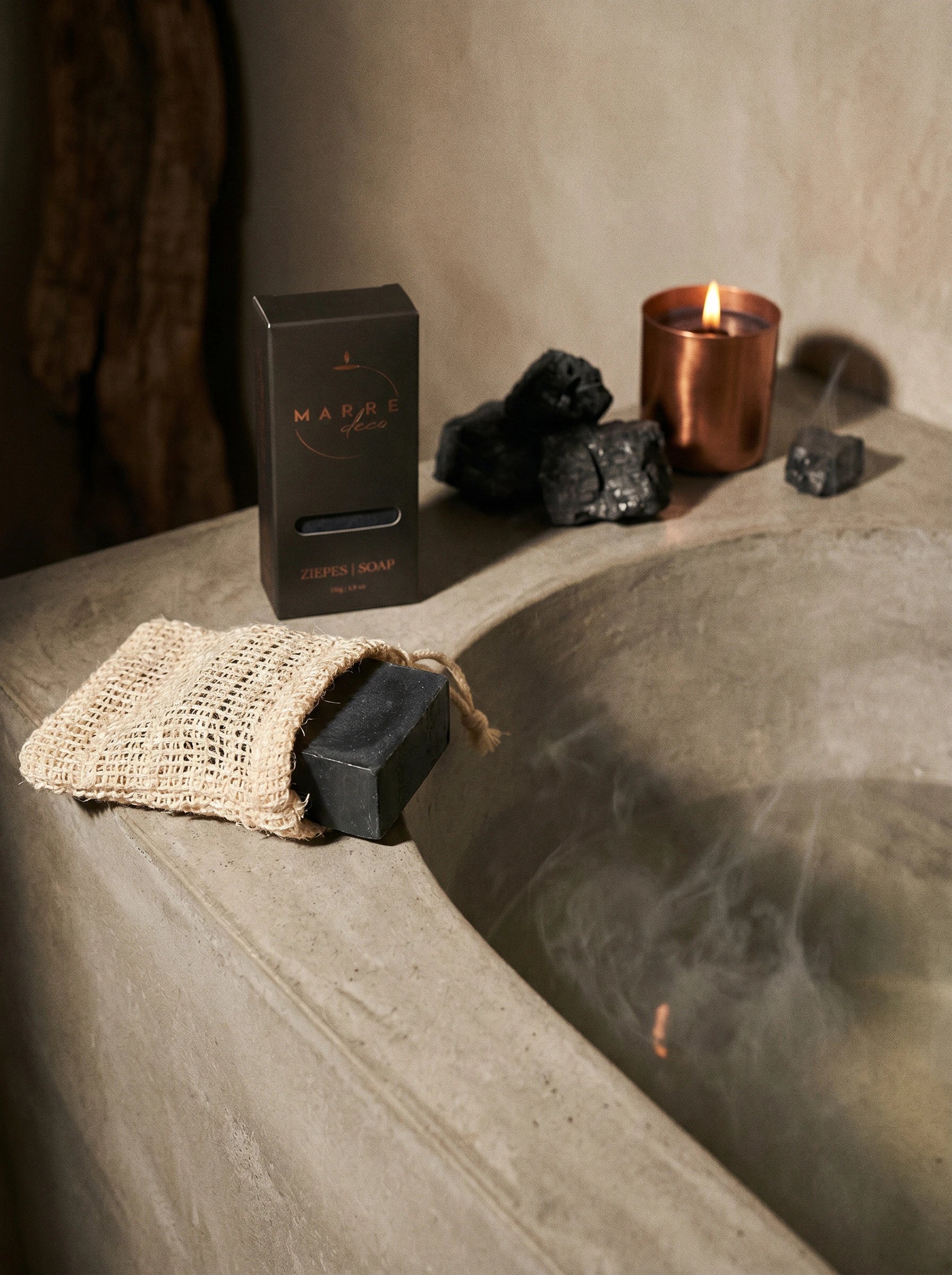 Attīrošās melnās pirts ziepes un dabīgs sizāla maisiņš pīlingam — MarreDeco vīriešu vai pirts sērijas rituāls mājīgā, dūmakainā SPA gaisotnē.