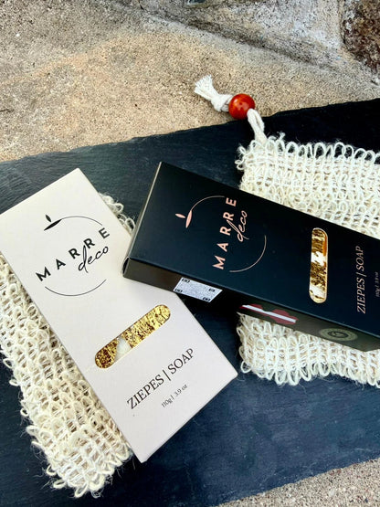 MarreDeco roku darba ekskluzīvo ziepju dāvanu komplekts premium iepakojumā ar zelta folijas akcentiem un dabīgiem sizāla maisiņiem uz akmens virsmas.