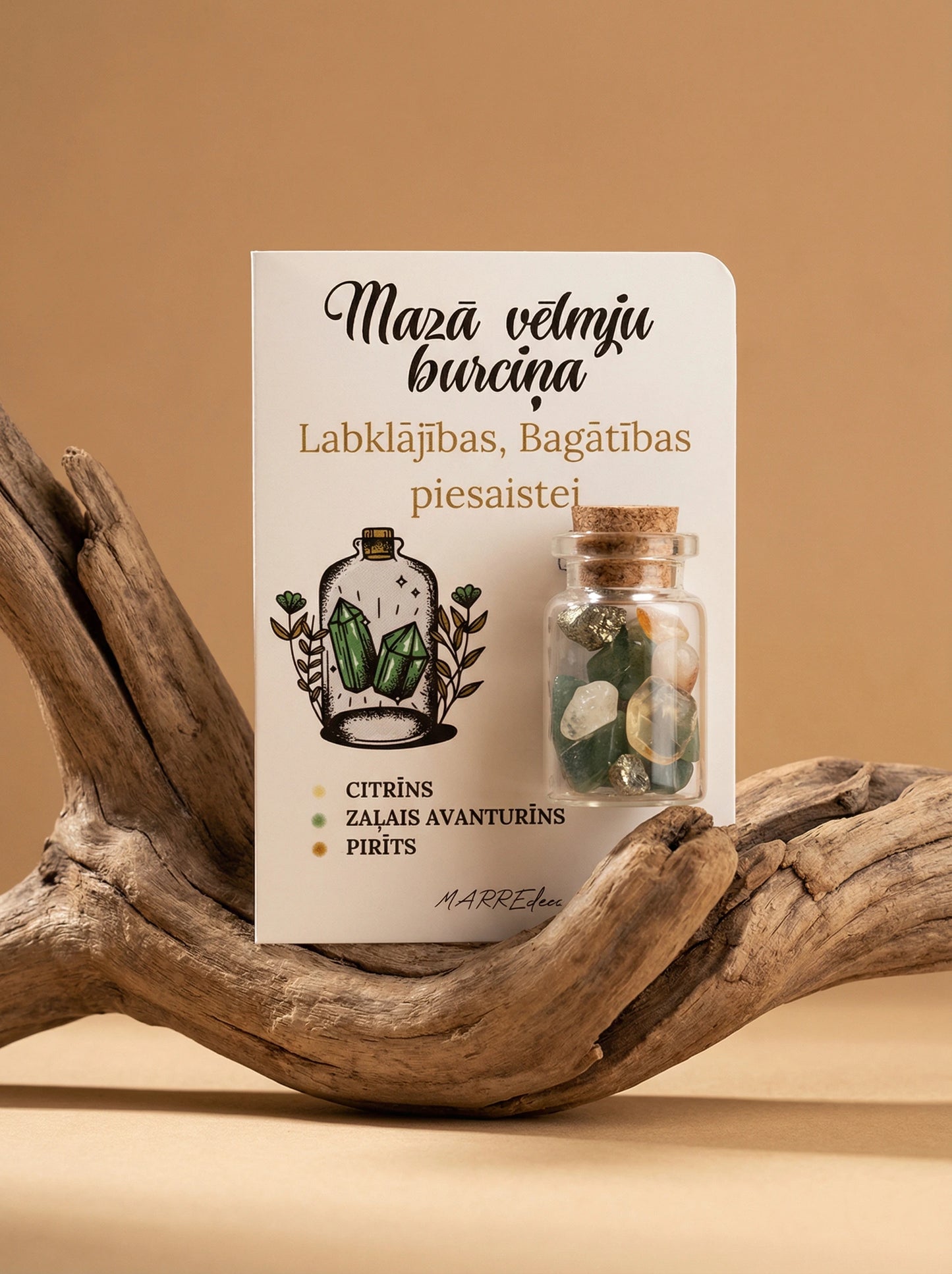 Kristālu komplekts veiksmībai un pārticībai — maza stikla burciņa ar dabiskiem akmeņiem uz apraksta kartītes, MarreDeco roku darbs dāvanai.