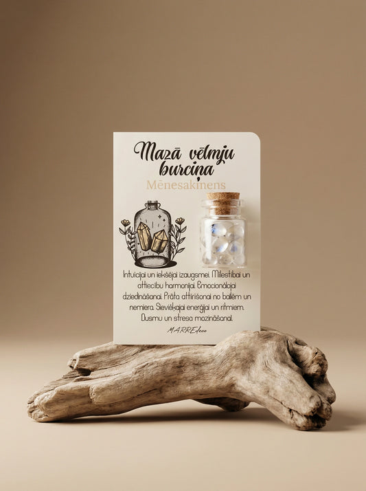 Mēnessakmens kristālu burciņa uz kartītes ar aprakstu par emocionālo dziedināšanu un stresa mazināšanu – MarreDeco ezotēriskā dāvana.