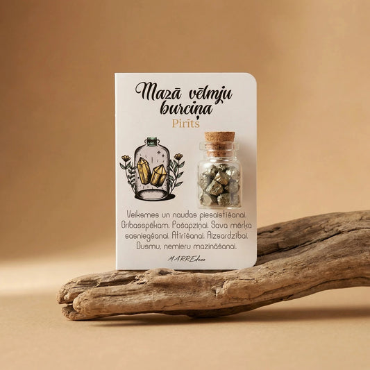 Mazā vēlmju burciņa ar pirīta kristāliem veiksmes un naudas piesaistīšanai, novietota uz dekoratīva koka zara, marredeco