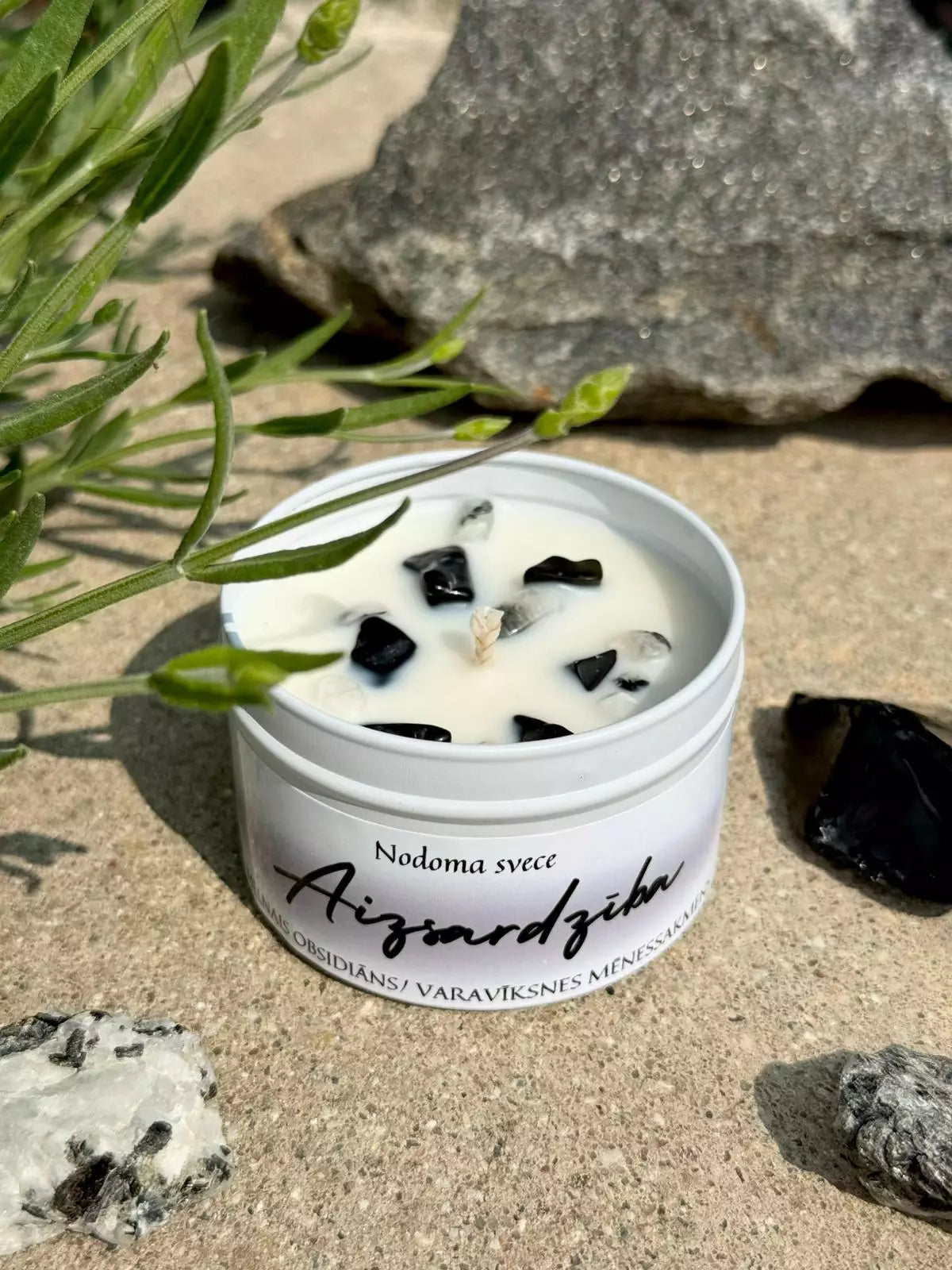 Roku darba sojas vaska svece enerģētiskai aizsardzībai ar melno obsidiānu un mēnessakmeni, MarreDeco kolekcija mieram un drošība