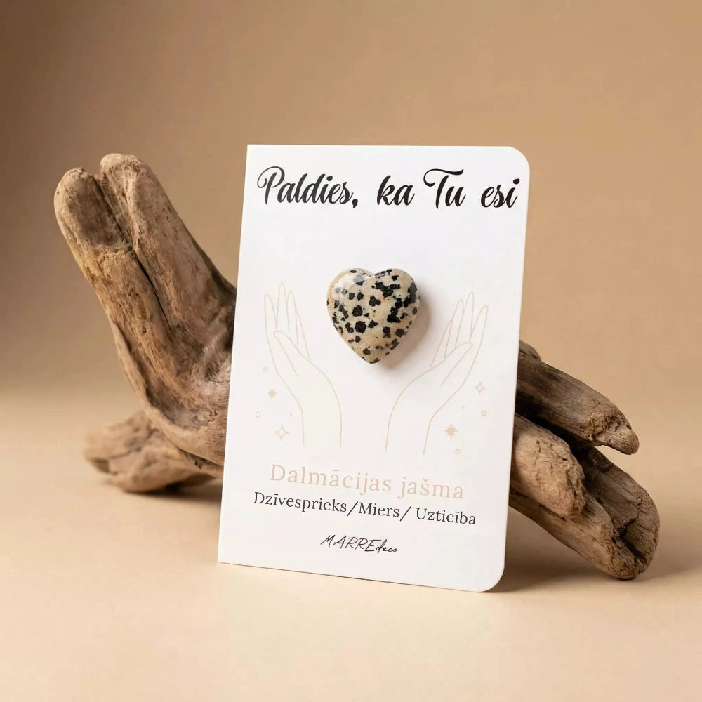 Dalmācijas jašmas sirds piekariņš uz kartītes "Paldies, ka Tu esi" dzīvespriekam un mieram uz koka fona, marredeco