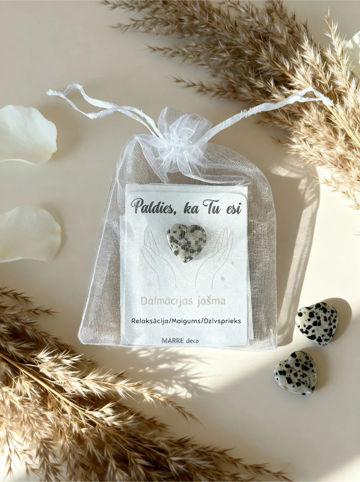 Dalmācijas jašmas sirds uz kartītes baltā organzas maisiņā ar papildu kristāla sirsniņām blakus, marredeco