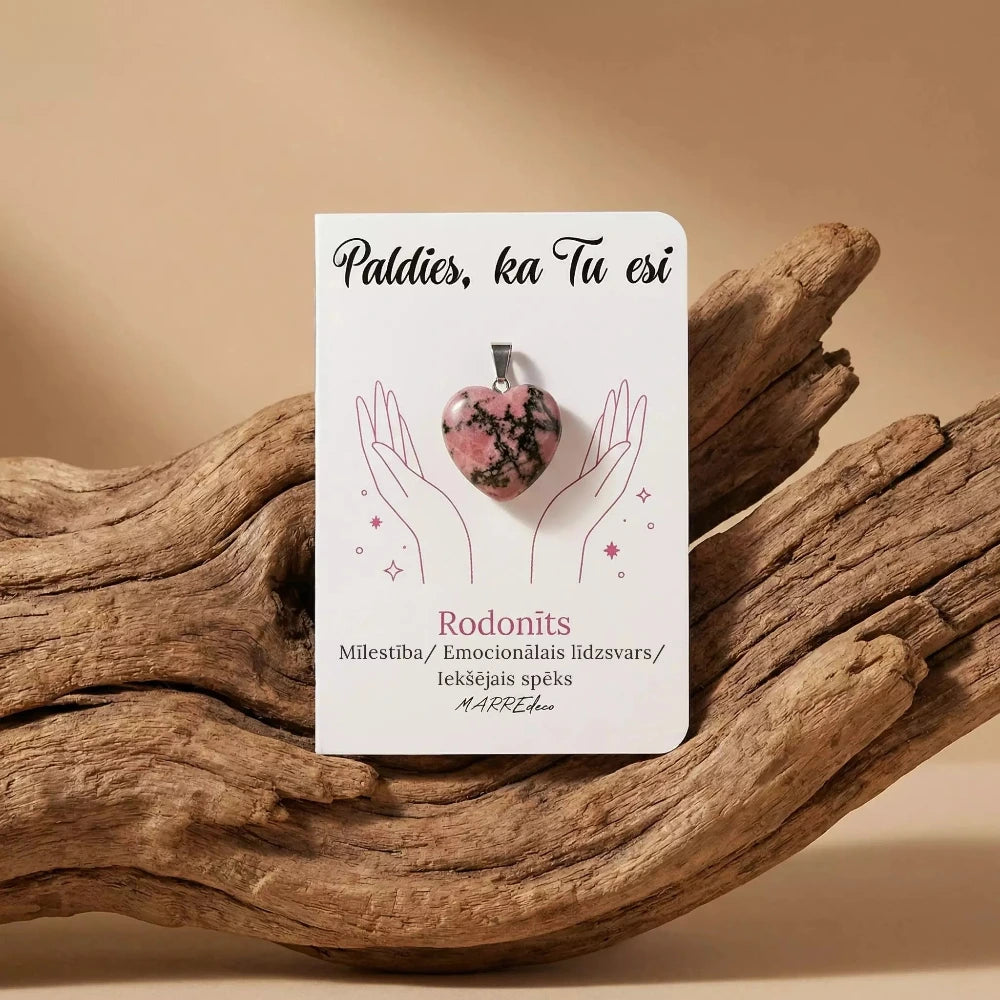 Rodonīta sirds piekariņš uz dāvanu kartītes "Paldies, ka Tu esi" (Mīlestība, Emocionālais līdzsvars, Iekšējais spēks) pie koka mizas, marredeco