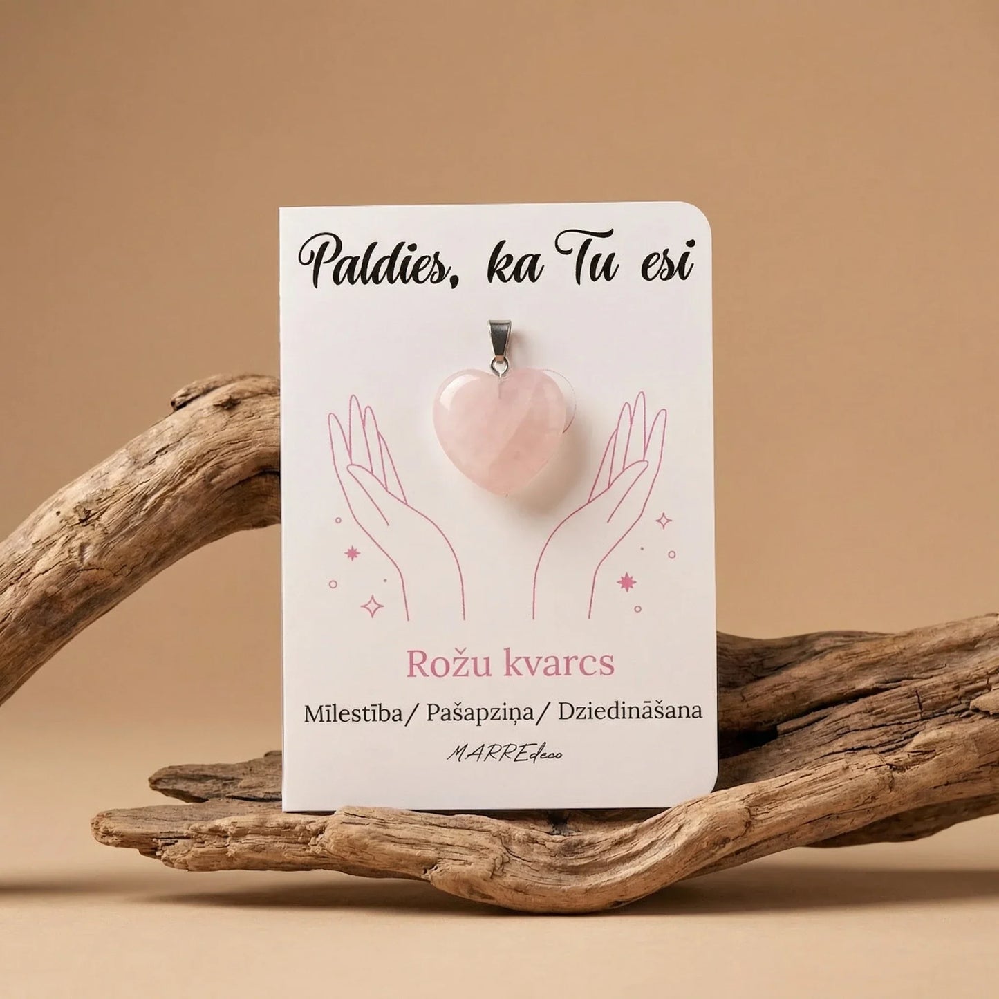 Rozā kvarca sirds piekariņš uz kartītes "Paldies, ka Tu esi" (Mīlestība, Pašapziņa, Dziedināšana) pie koka zara, marredeco