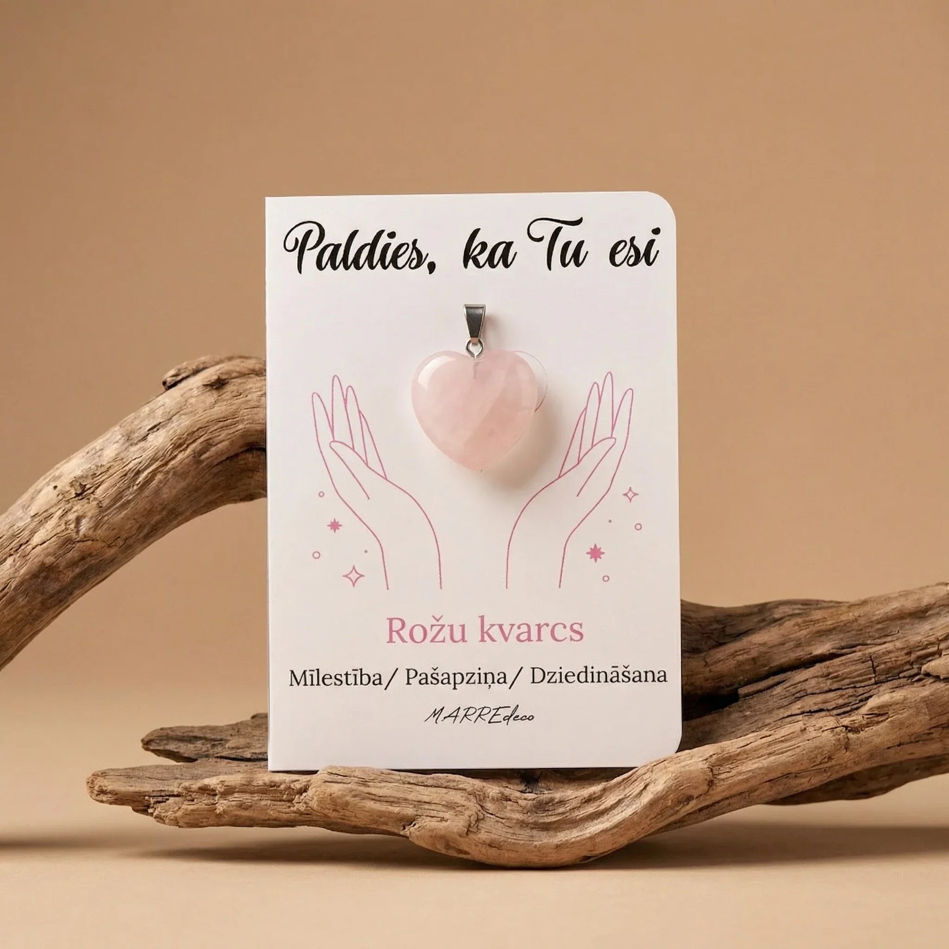 Rozā kvarca sirds piekariņš uz kartītes "Paldies, ka Tu esi" (Mīlestība, Pašapziņa, Dziedināšana) pie koka zara, marredeco