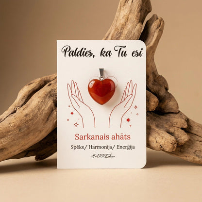 Sarkana ahāta sirds piekariņš uz kartītes "Paldies, ka Tu esi" (Spēks, Harmonija, Enerģija), novietots uz dabīga koka pamatnes, marredeco
