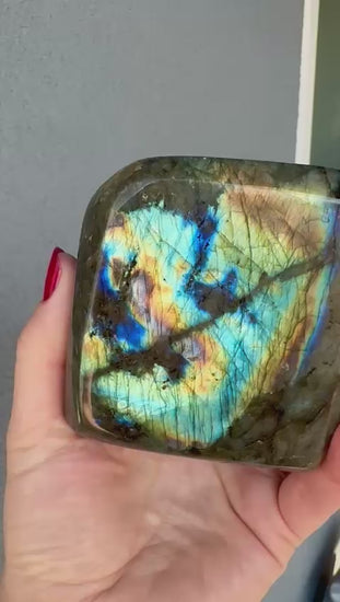 Video formāta prezentācija. Zeltīts un oranžs labradorīta akmens, Saules diska variants, 700 grami, augstas kvalitātes pulējums. 