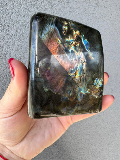 Ekskluzīvs labradorīta akmens ar retām purpura, rozā un oranžām krāsām, 476 grami.