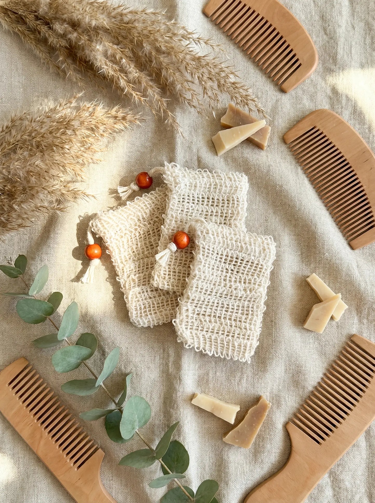 Sizāla maisiņš ziepju uzglabāšanai un masāžai — ilgtspējīgs vannas istabas aksesuārs dabiskam ādas kopšanas rituālam.