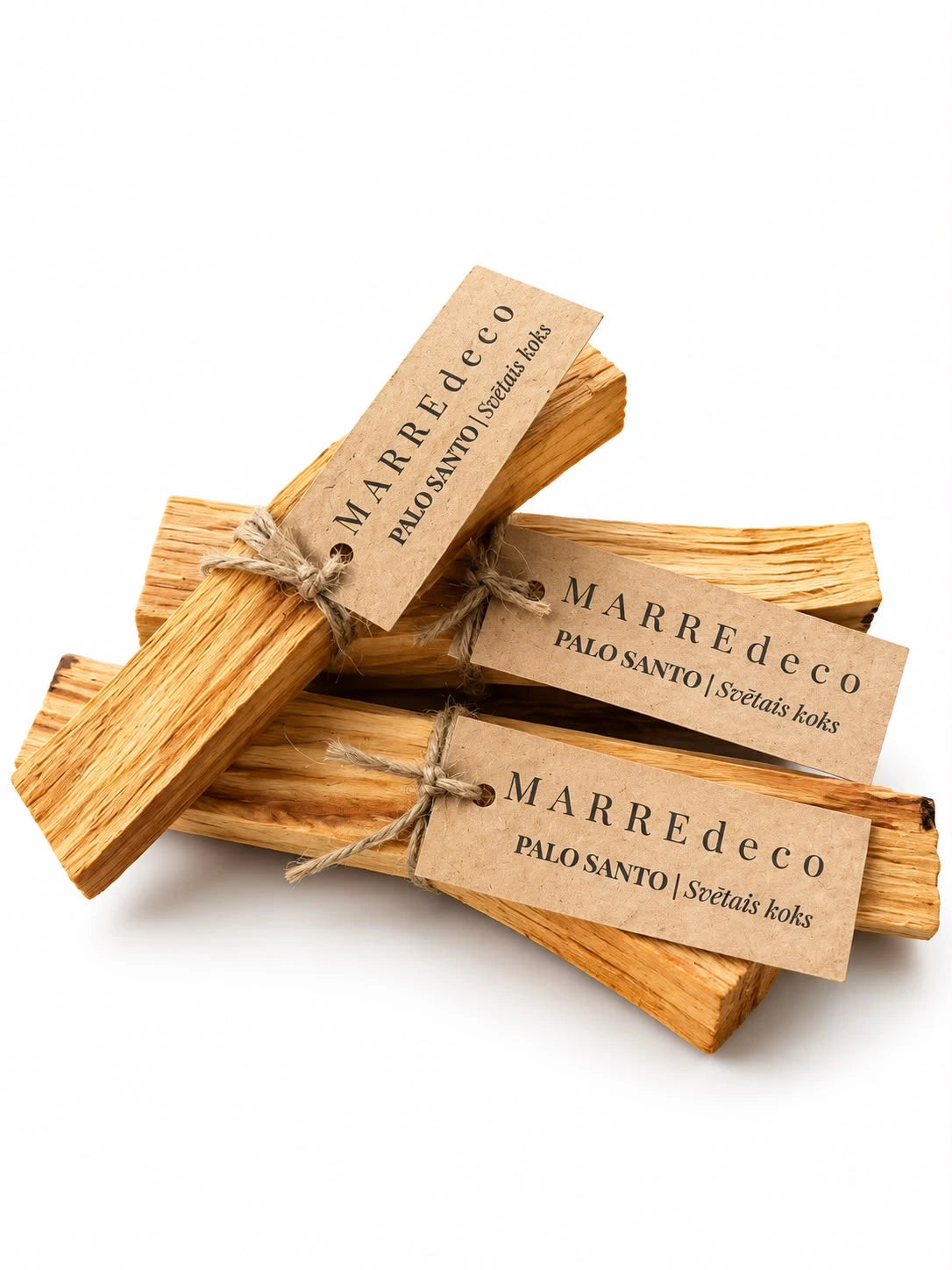 Trīs sakrauti MARREdeco Palo Santo kociņi ar individuālām zīmola etiķetēm.