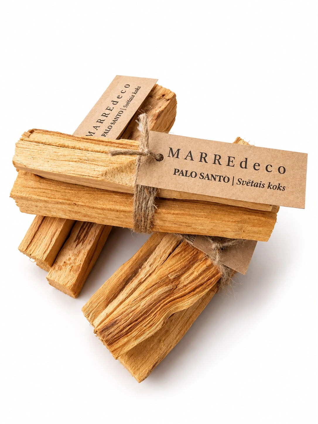 Trīs MARREdeco Palo Santo (Svētā koka) kociņu komplekti telpu kvēpināšanai un rituāliem. Kociņi sasieti ar dabīgo auklu un apdrukātu kraftpapīra etiķeti.