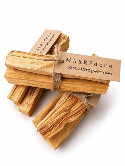 Trīs MARREdeco Palo Santo (Svētā koka) kociņu komplekti telpu kvēpināšanai un rituāliem. Kociņi sasieti ar dabīgo auklu un apdrukātu kraftpapīra etiķeti.