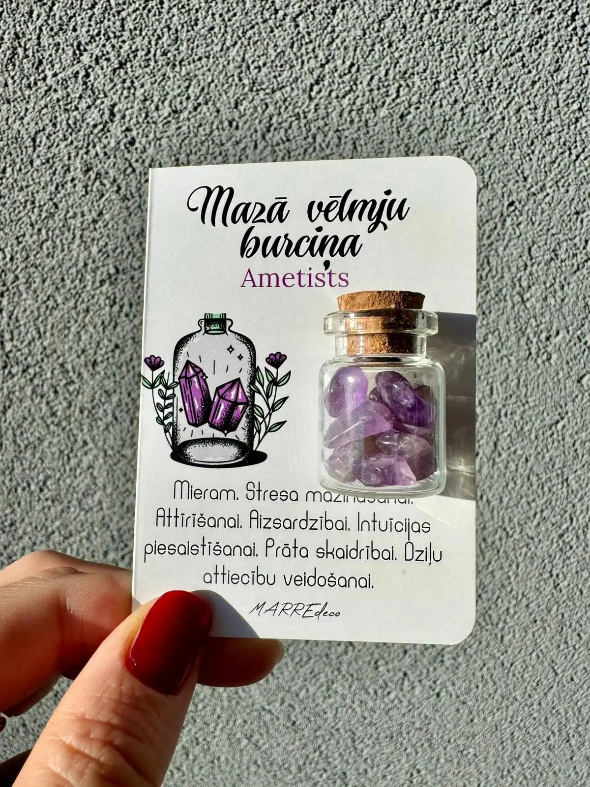 Ametista kristālu komplekts burciņā stresa mazināšanai un harmonijai — estētiska dāvana ar aprakstu par akmens dziedinošo enerģiju.