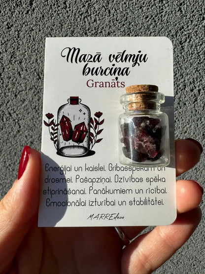 Granāta kristālu komplekts burciņā dzīvības spēka stiprināšanai un panākumiem — motivējoša dāvana ar aprakstu par akmens iedarbību uz pašapziņu