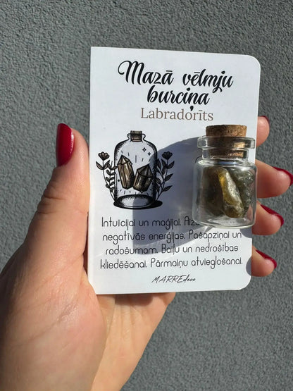 Labradorīta akmeņu komplekts burciņā pārmaiņu atvieglošanai un radošumam — estētiska dāvana ar aprakstu par akmens mistiskajām īpašībām.