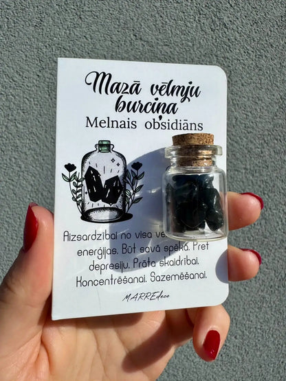 Melnā obsidiāna akmeņu komplekts burciņā prāta skaidrībai un koncentrēšanās spējām — dāvana ar aprakstu par iekšējo spēku un aizsardzību.