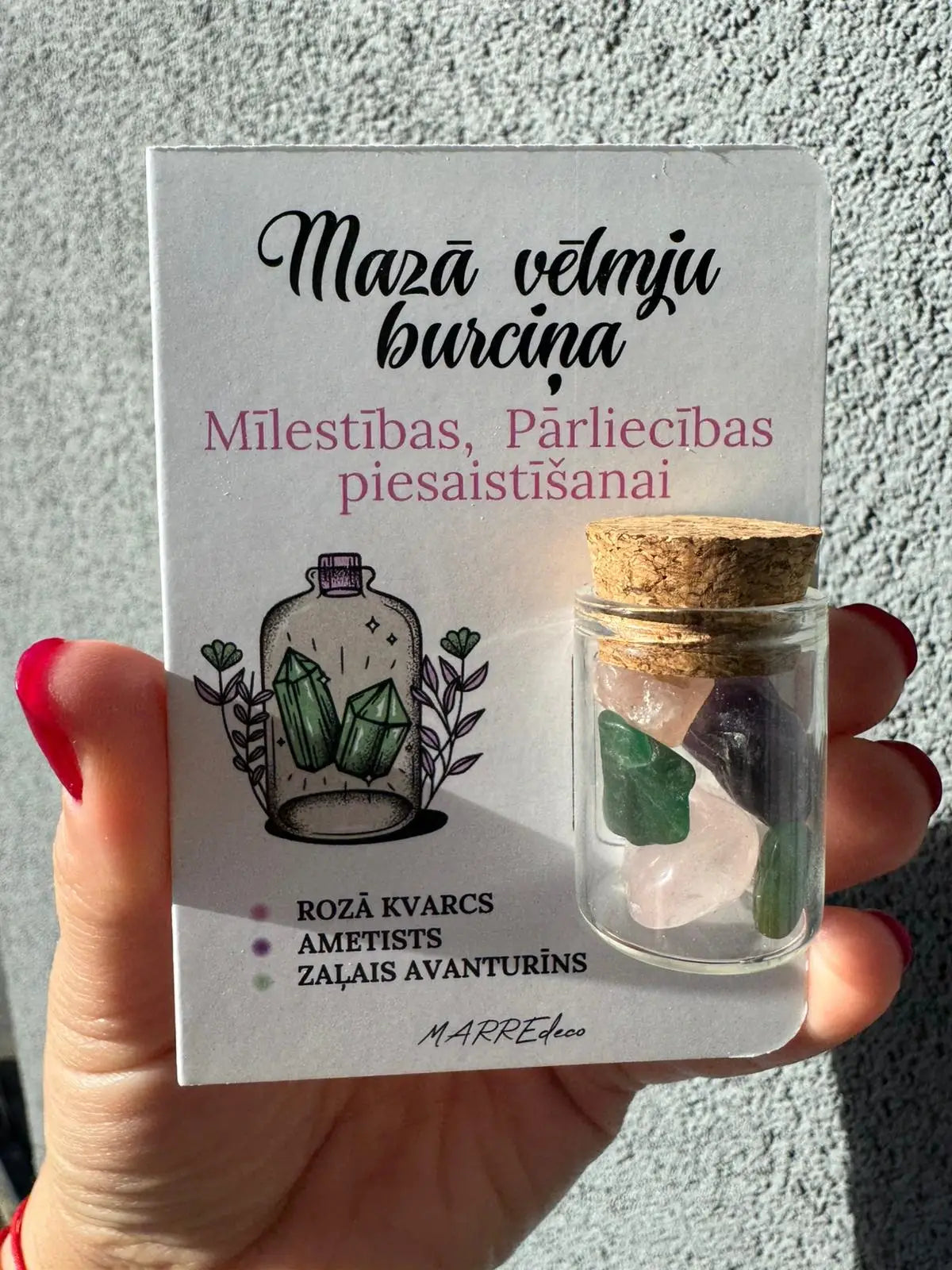 Vēlmju burciņa mīlestības un pārliecības piesaistīšanai ar rozā kvarcu, ametistu un zaļo avanturīnu.
