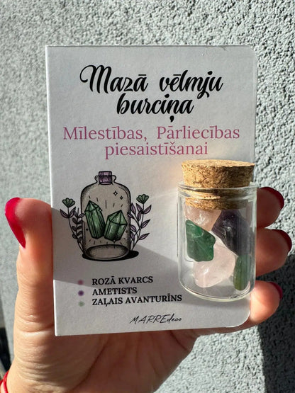Vēlmju burciņa mīlestības un pārliecības piesaistīšanai ar rozā kvarcu, ametistu un zaļo avanturīnu.