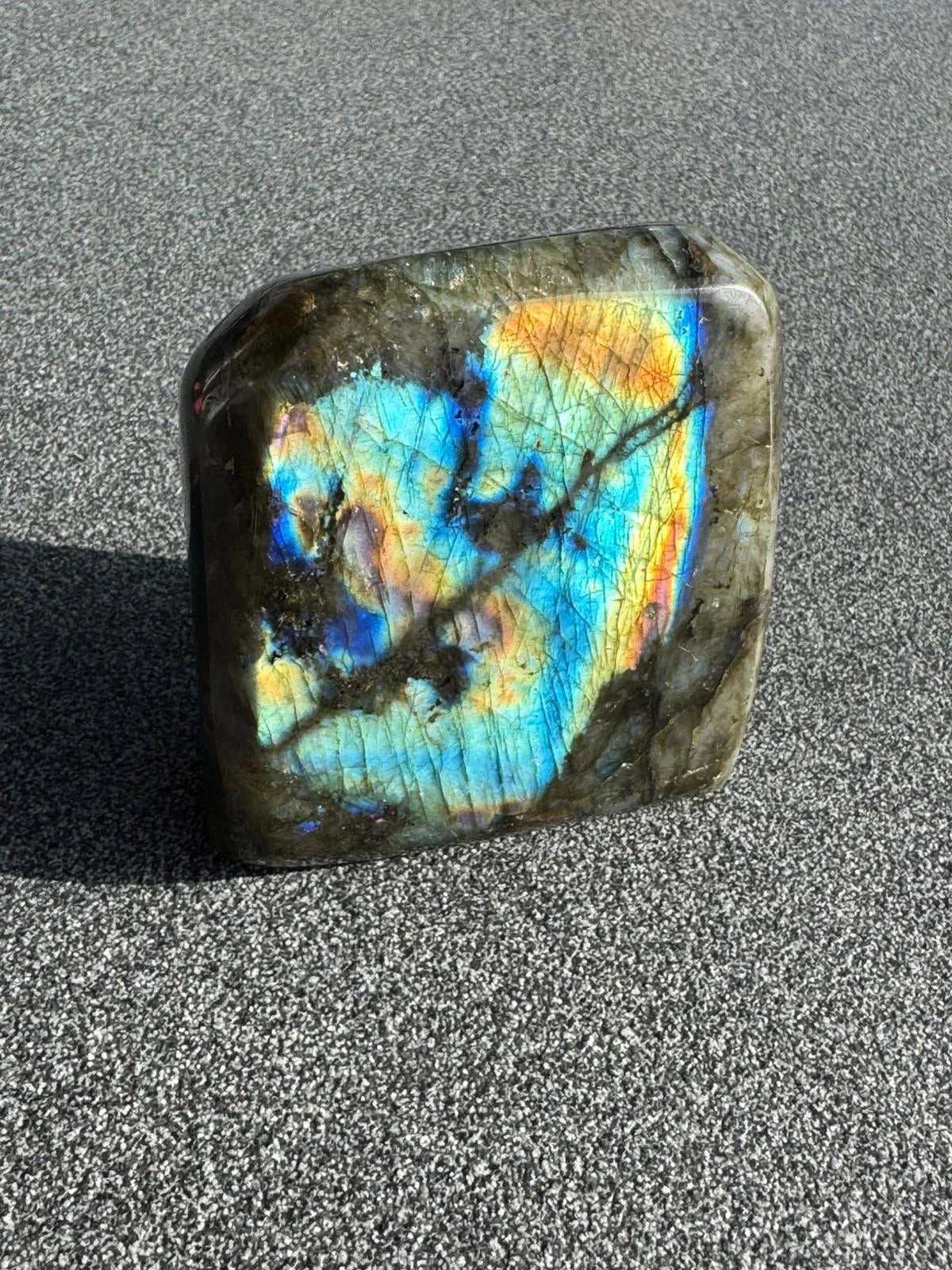 Zeltīts un oranžs labradorīta akmens, Saules diska variants, 700 grami, augstas kvalitātes pulējums.