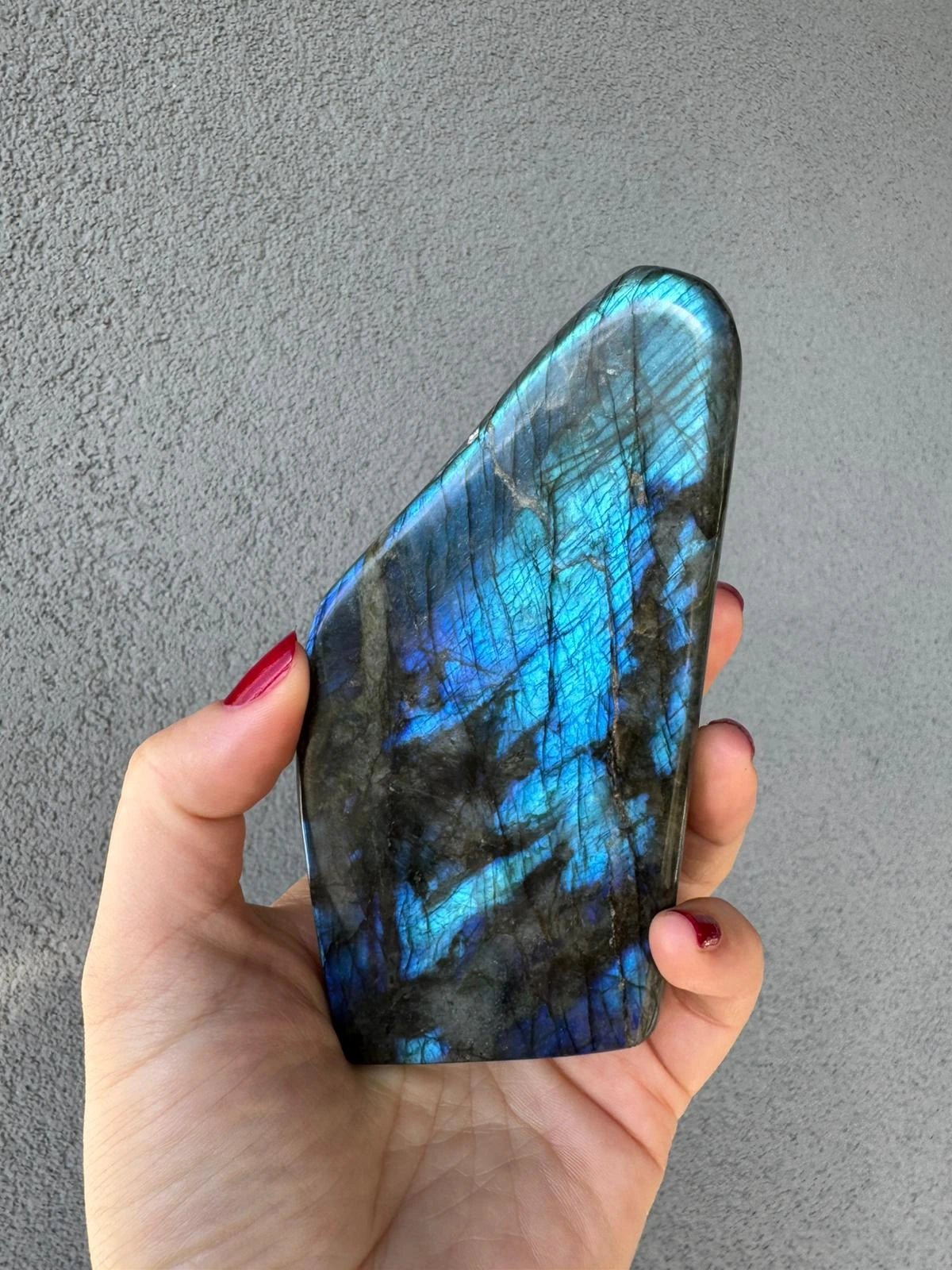 Intensīvi zils brīvformas labradorīts ar polārblāzmas mirdzumu, 500 grami